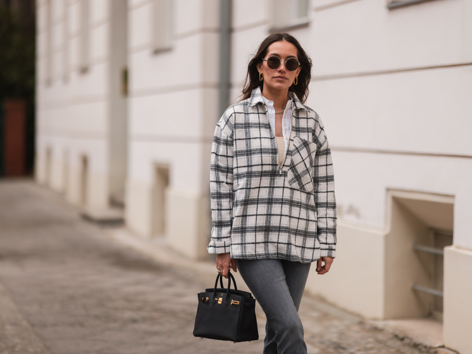 Anna Schürrle in grauer Jeans