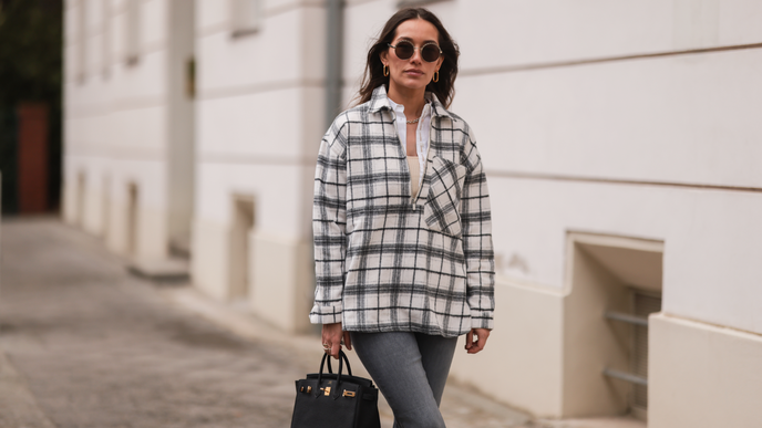 So werden graue Jeans stylish kombiniert