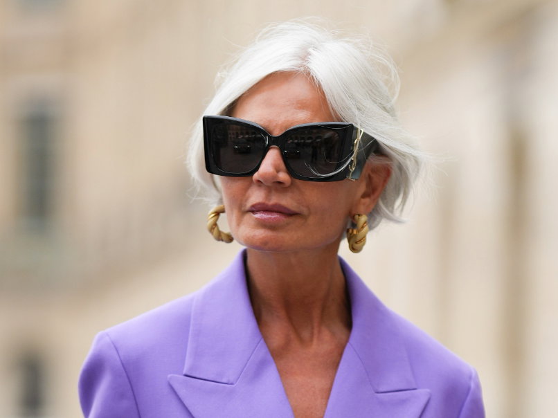 Frau trägt kurzen Bob