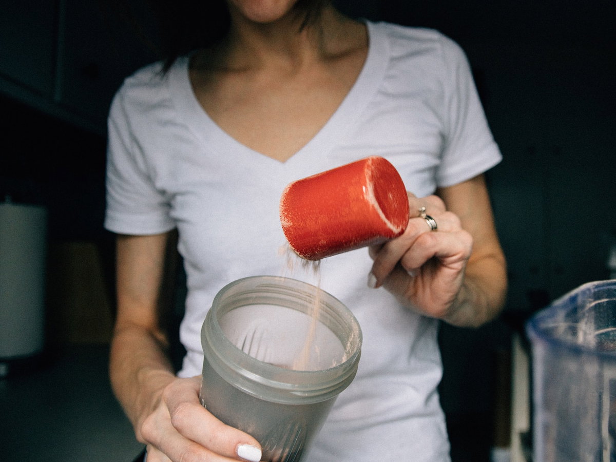 Frau macht sich Proteinshake für mehr Eiweiß