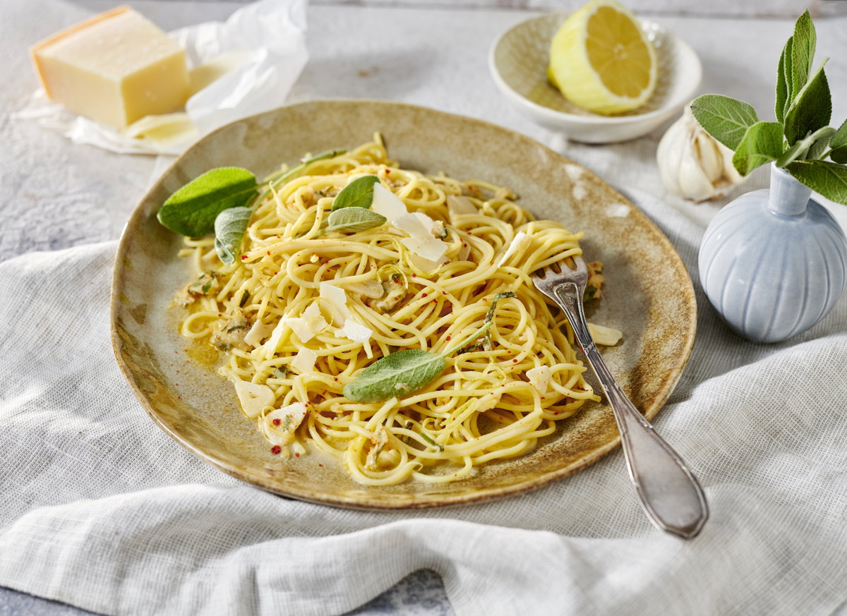 Erfrischende Spaghetti mit Zitrone und Salbei.