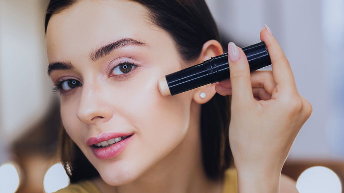 Foundationstick: Dieser günstige Make-up-Stift von Rossmann zaubert sofort einen fertigen Look