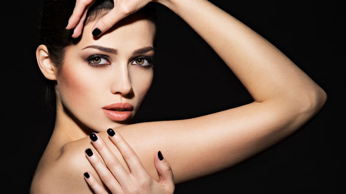 Glossy Black Nails sind der coole Maniküre-Trend 2024