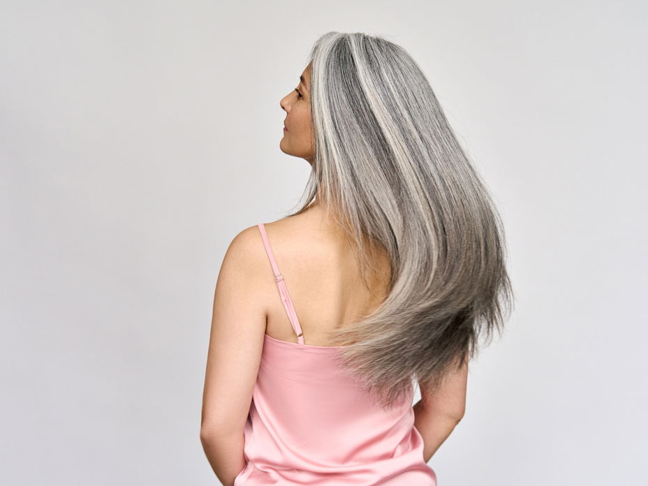 Frau mit langen grauen Haaren.