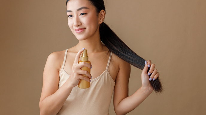 Ein Anti-Frizz-Spray von dm ist mein Geheimtipp für glattes und seidiges Haar