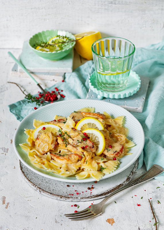 Hähnchengeschnetzeltes mit Zitronensauce und Pasta.