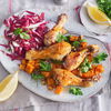 Zu dem saftigen Rezept für Hähnchenschenkel aus dem Ofen servieren wir Süßkartoffeln & Radicchio