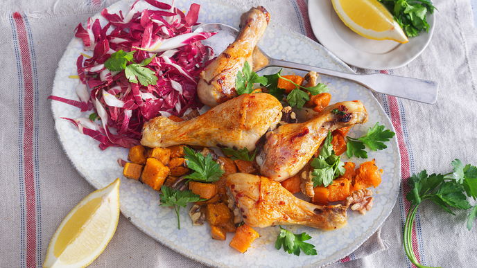 Zu dem saftigen Rezept für Hähnchenschenkel aus dem Ofen servieren wir Süßkartoffeln & Radicchio