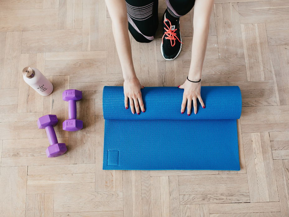 Home Workout Trainingsplan mit Gewichten und Matte