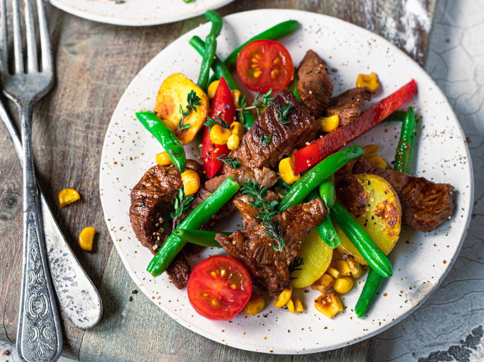 Kartoffel-Steakpfanne mit buntem Gemüse.