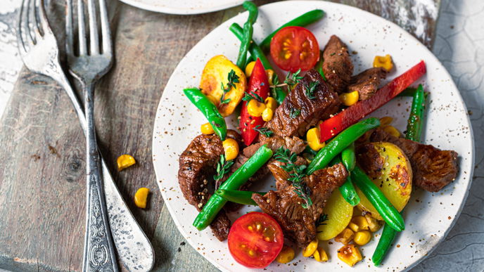 Kartoffel-Steakpfanne mit buntem Gemüse: Bei unserem schnellen Rezept isst das Auge mit