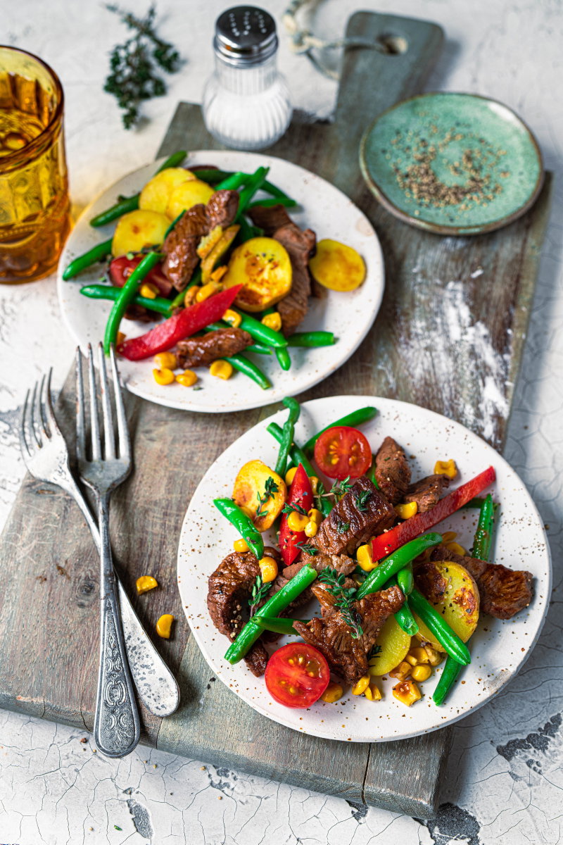 Kartoffel-Steakpfanne mit buntem Gemüse.