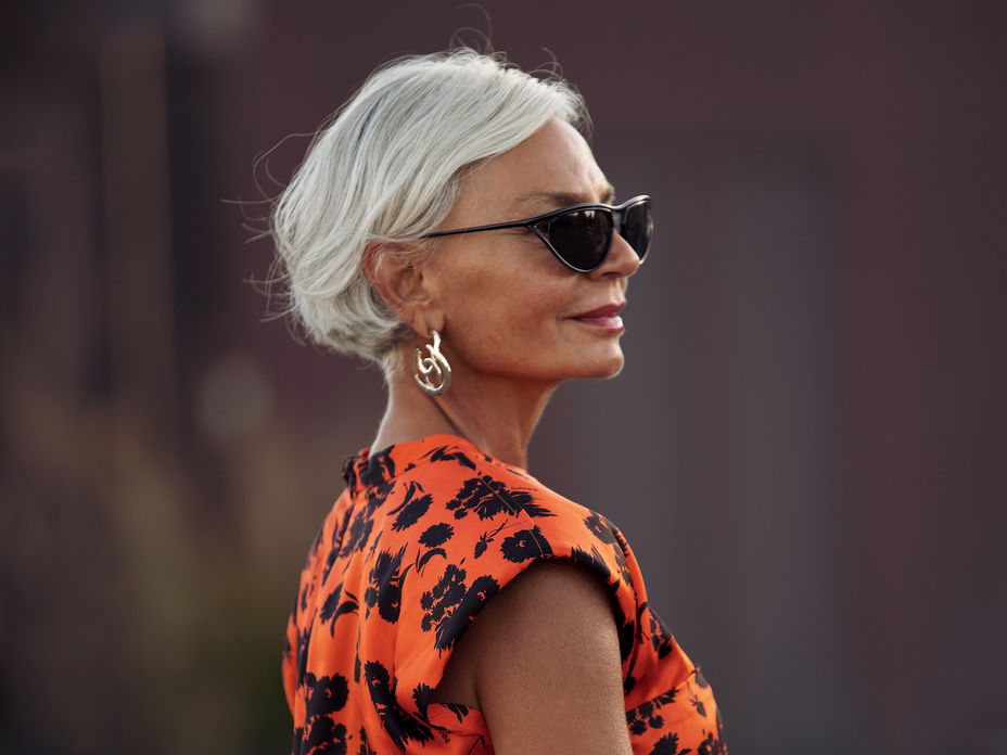 Grece Ghanem mit einer stylishen Kurzhaafrisur ab 60