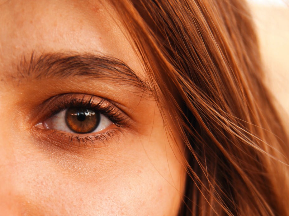 Frau mit langen Wimpern