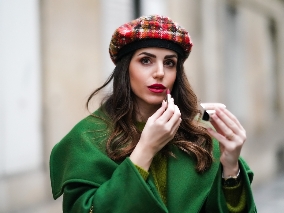 Frau mit Mob Wife Make-up