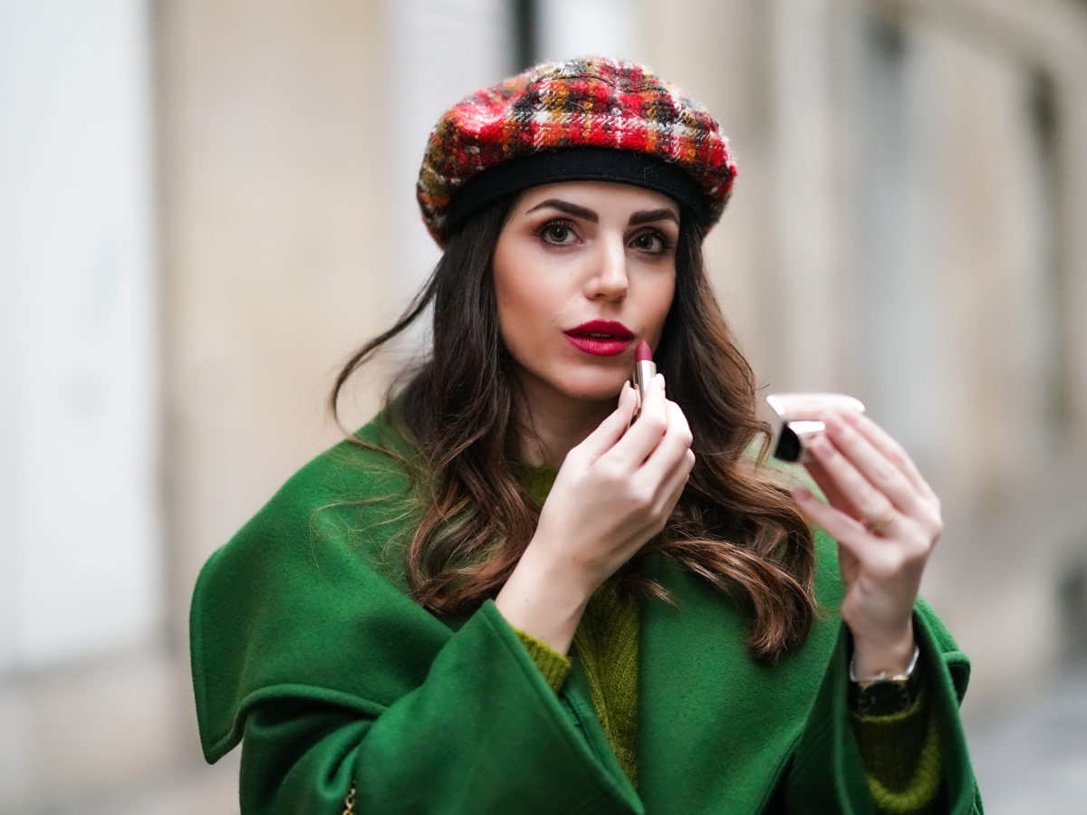 Frau mit Mob Wife Make-up