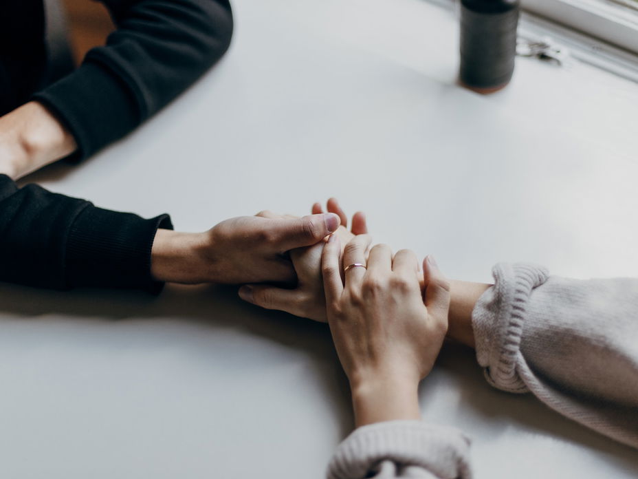 Hände halten beim Partner suchen