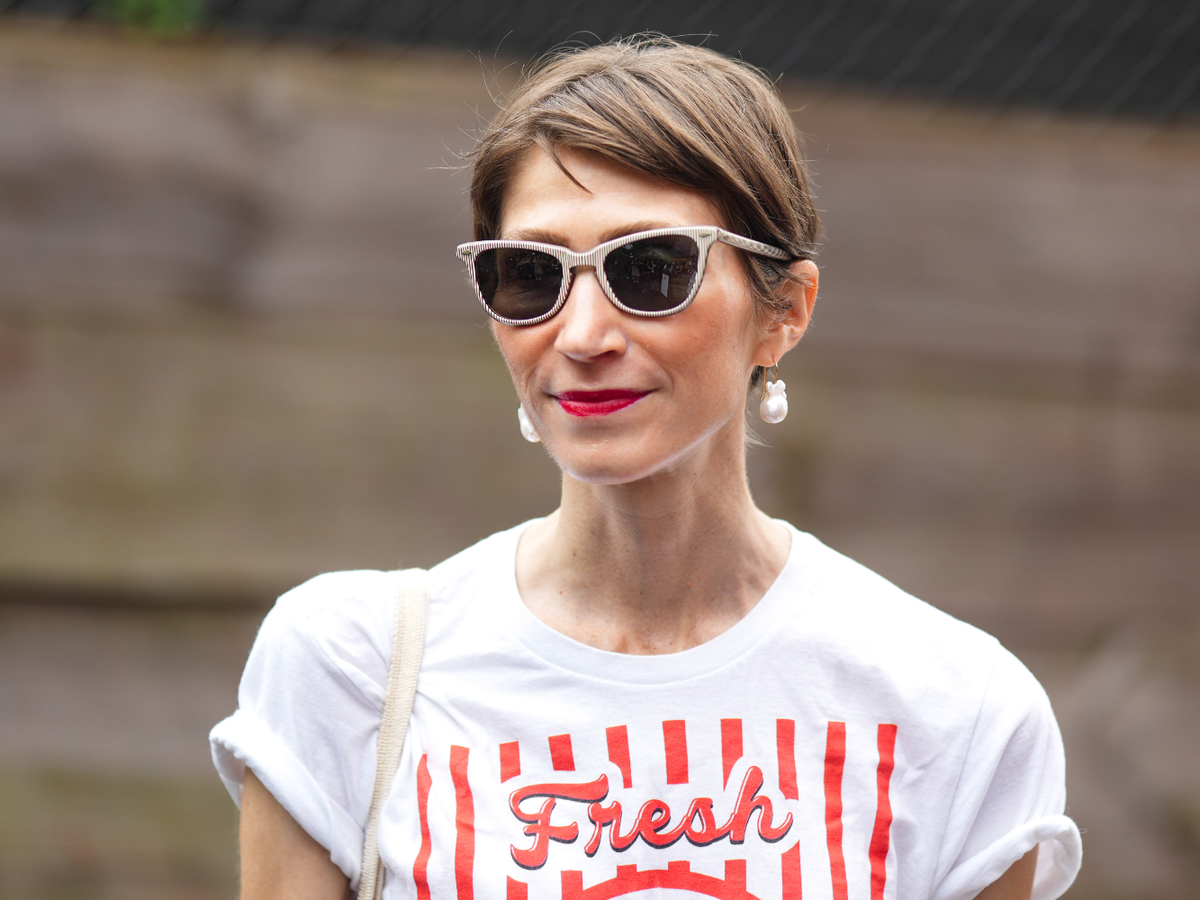 Ältere Frau mit Pixie Cut