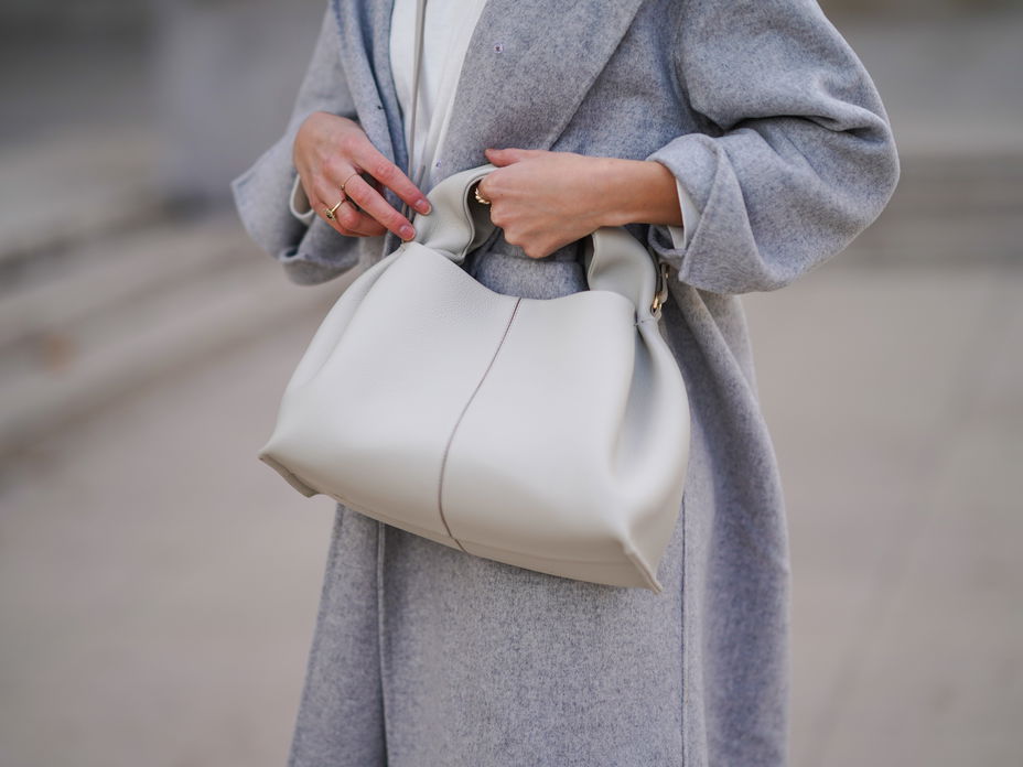Frau trägt Tasche von Polène im Streetstyle.