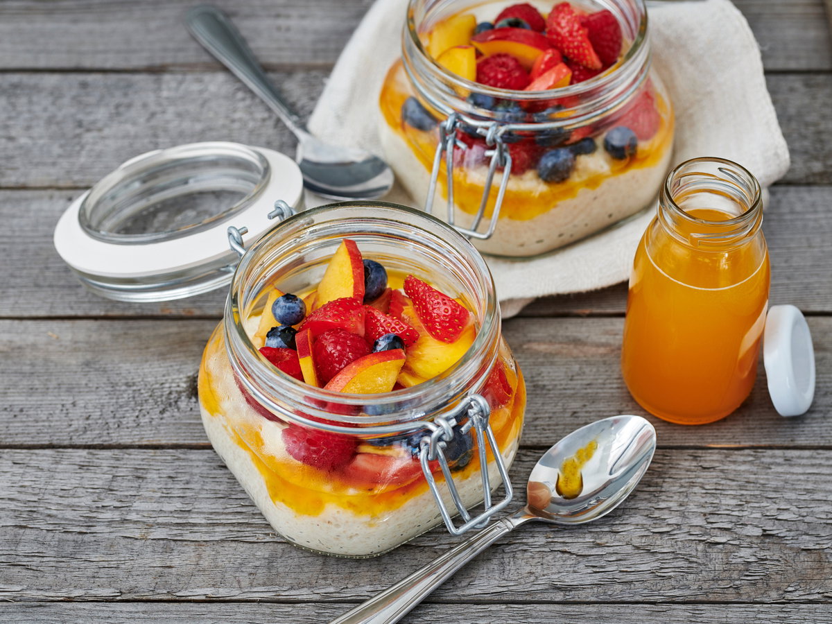 Porridge mit Früchten im Glas