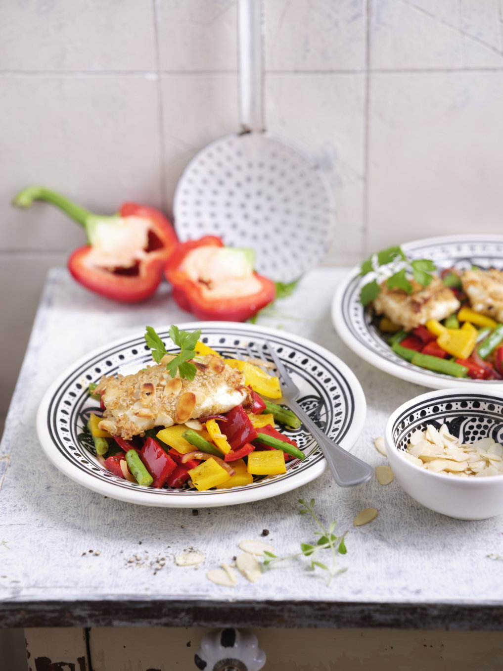 Feta mit Haferflocken-Panade und Gemüse