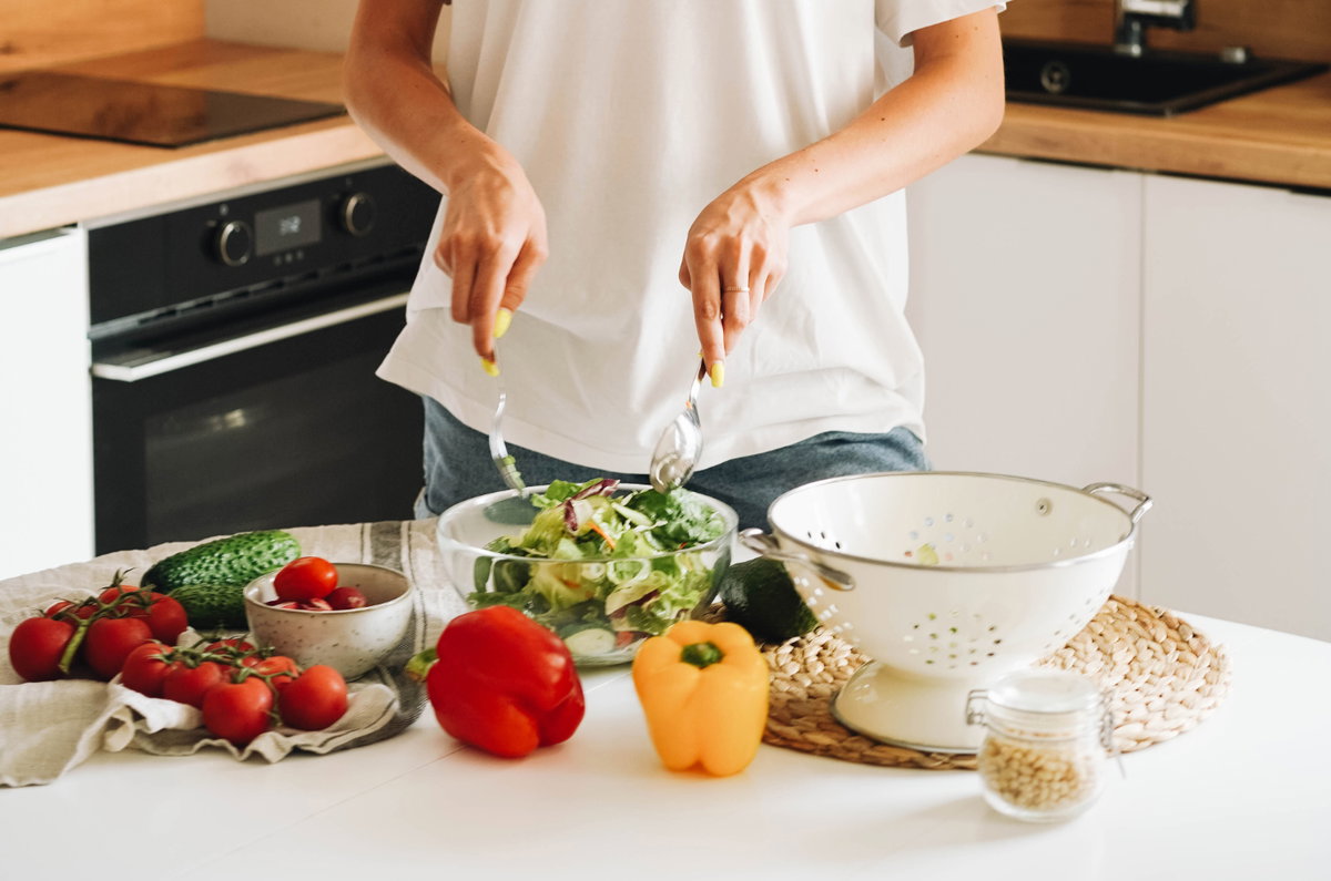 Frau bereitet Rezepte zum Abnehmen in den Wechseljahren vor