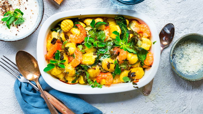 Unser Gnocchi-Auflauf mit Spinat und Garnelen steht in nur 35 Minuten auf dem Tisch
