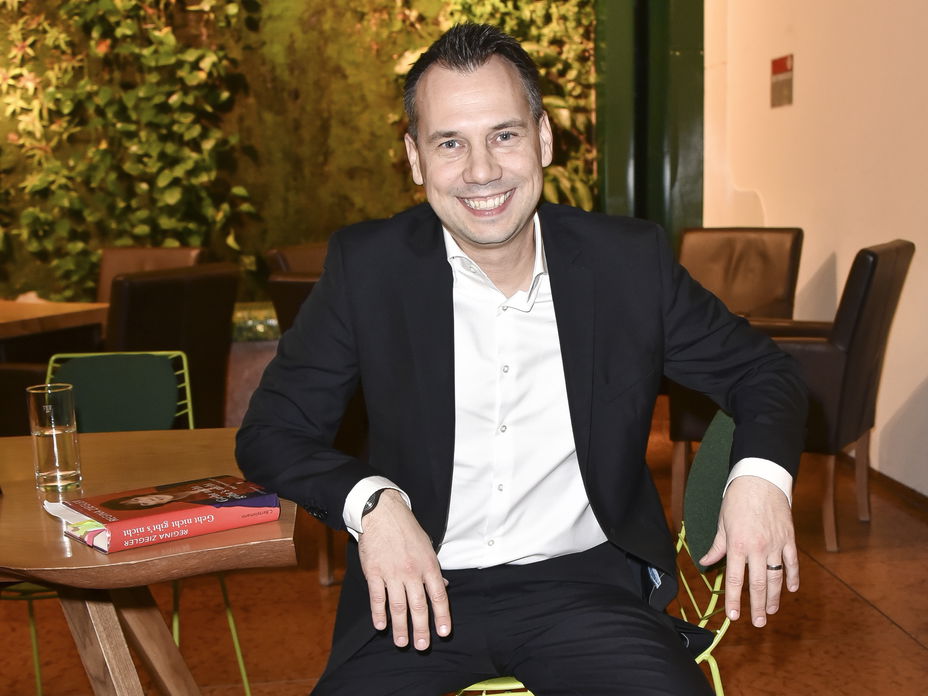 Sebastian Fitzek bei einer Buchpräsentation in Berlin.