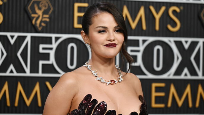 Wir lieben die eleganten Black Cherry Nails von Selena Gomez