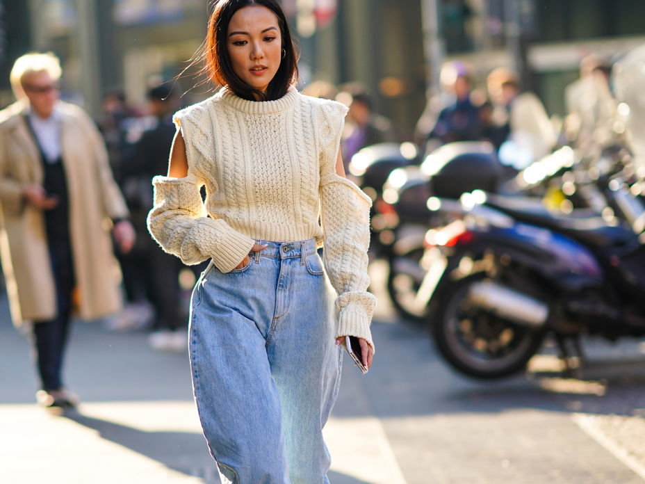 Frau trägt Jeans in Hufeisen-Form im lässigen Streetstyle.