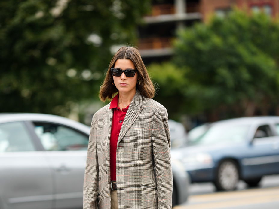 Streetstyle mit Poloshirt und Blazer.