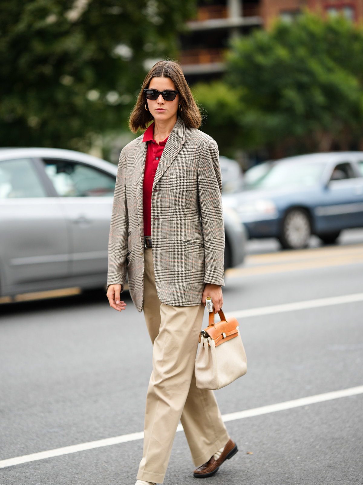 Streetstyle mit Poloshirt und Blazer.