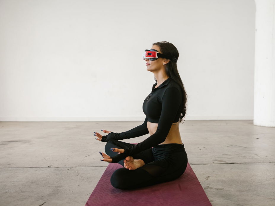 Frau macht VR Yoga