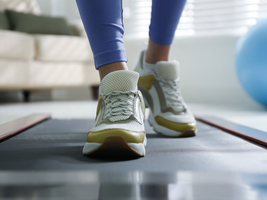 Frau geht auf Walkpad