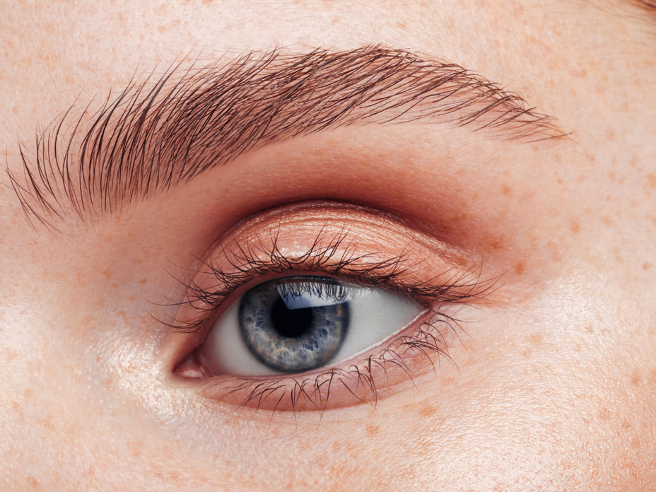 Frau mit langen Wimpern