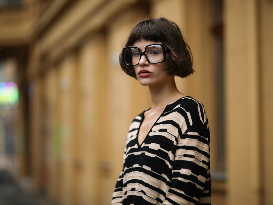 Influencerin Lea Neumann mit Brille und Bob-Frisur