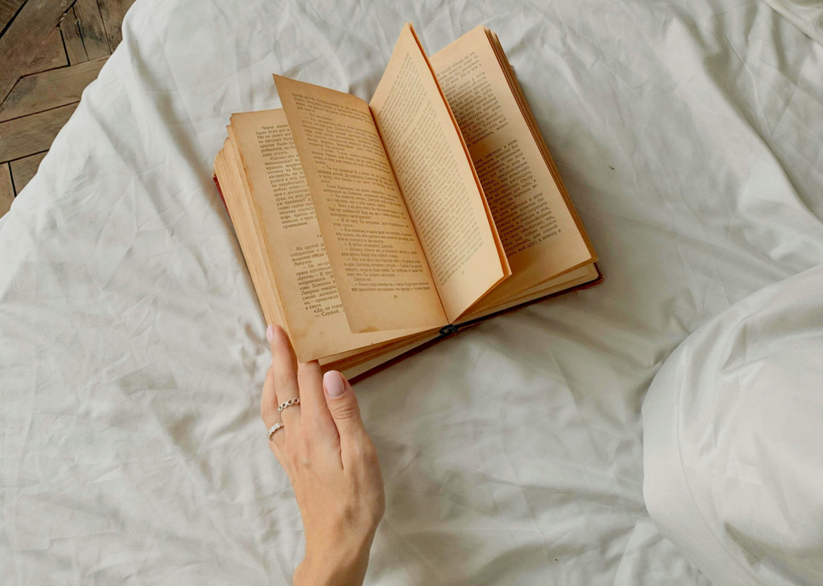 Frau mit einem Buch