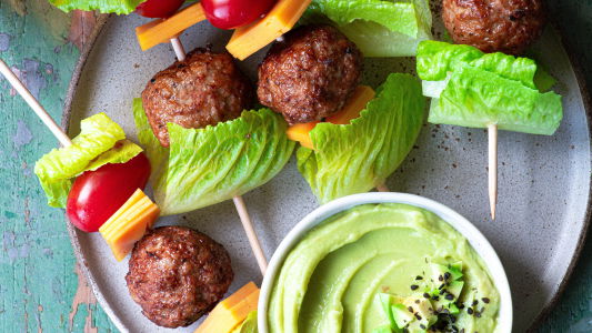 Rezept für Burger-Spieße mit Avocado-Mayonnaise