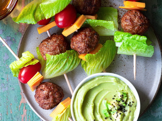 Burger-Spieße mit Avocado-Mayonnaise
