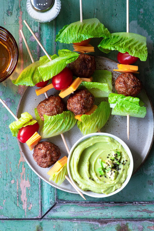 Burger-Spieße mit Avocado-Mayonnaise