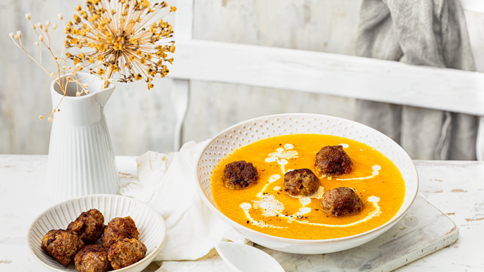 Unsere cremige Möhrensuppe mit Hackbällchen steht in nur 30 Minuten auf dem Tisch