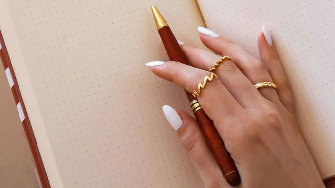 Diese Nagellack-Farben lassen die Finger schlanker wirken