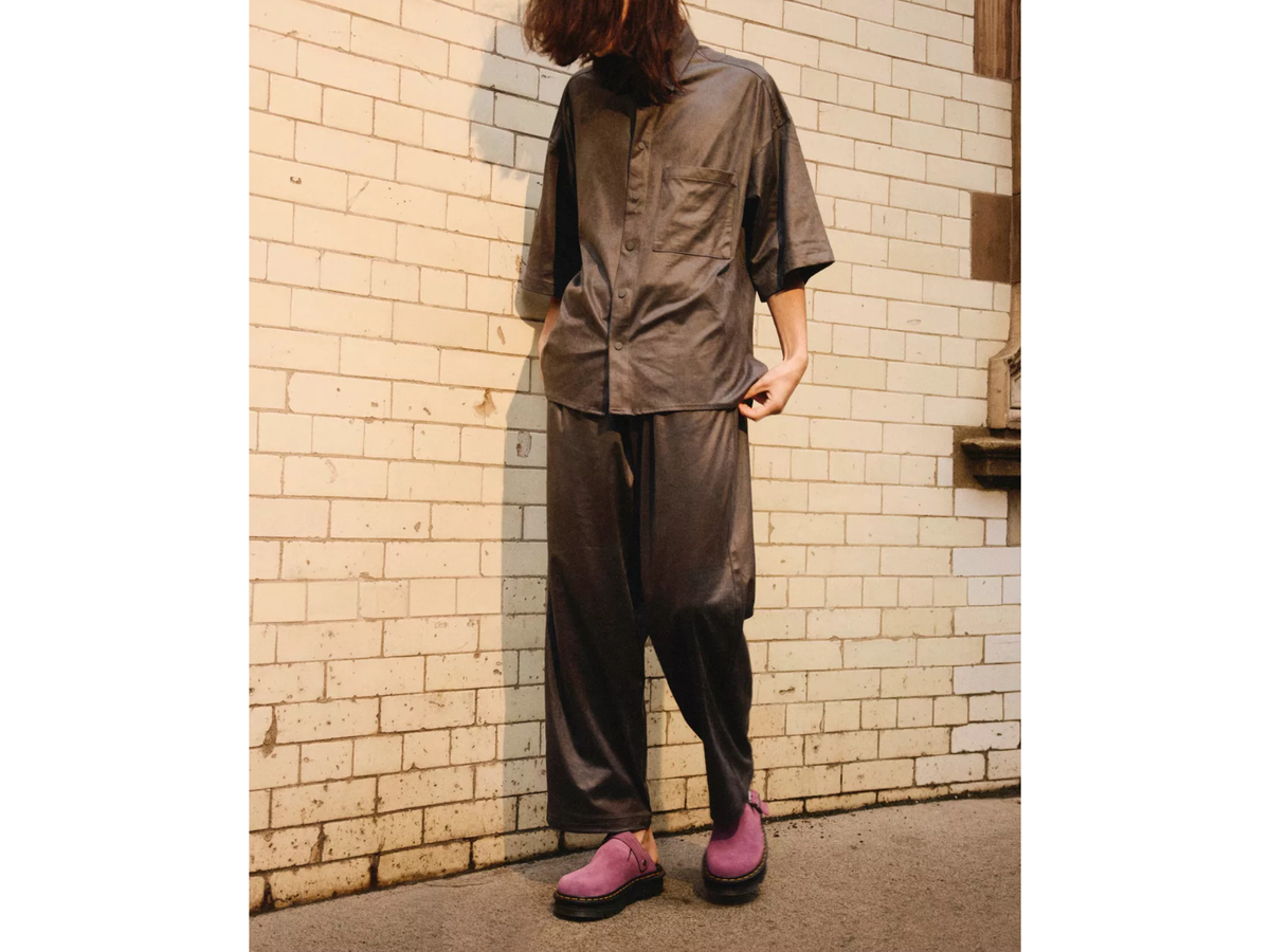 Frau in Dr. Martens Zebzag Mules
