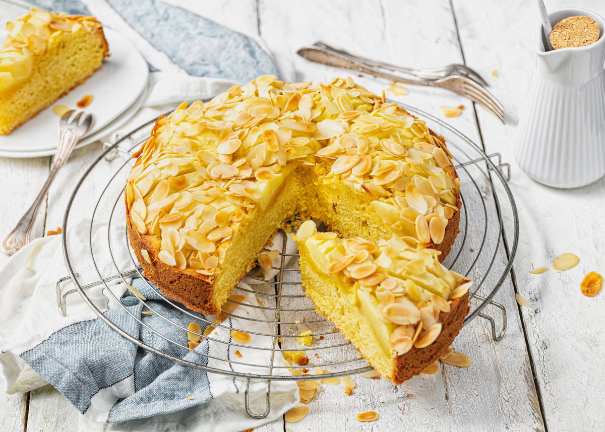 Apfelkuchen mit Mandelblättern