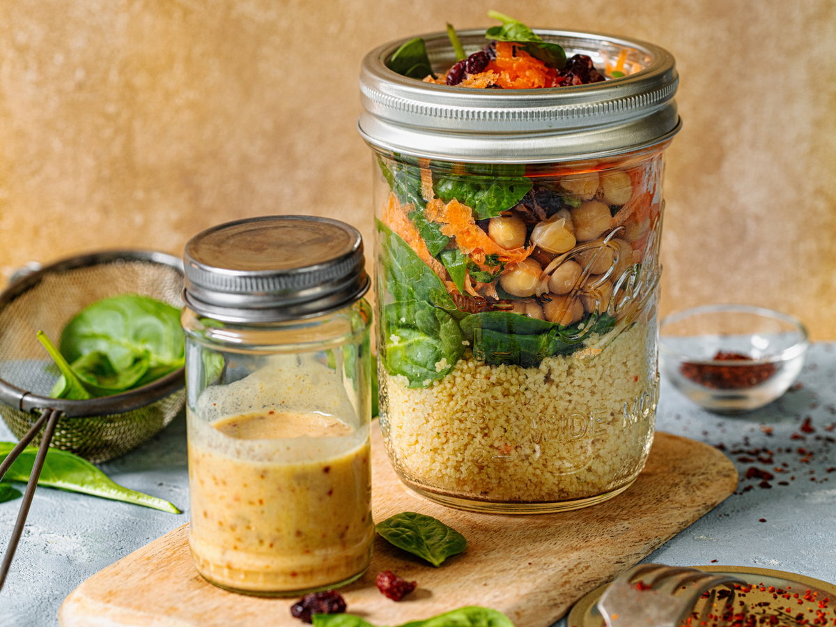 Couscous mit Spinat und Kichererbsen im Glas