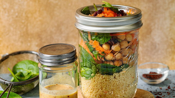 Couscous mit Spinat und Kichererbsen im Glas – so gelingt das Meal-Prep-Rezept