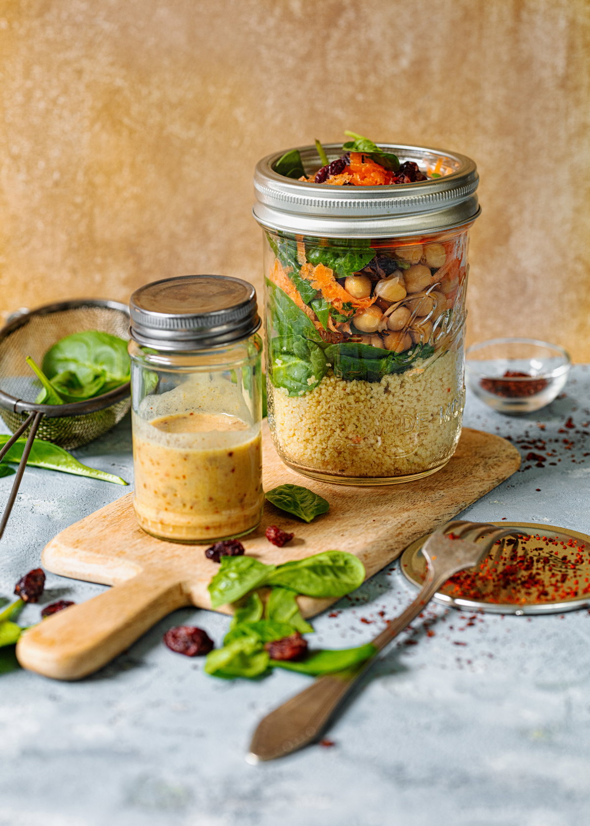 Couscous mit Spinat und Kichererbsen im Glas