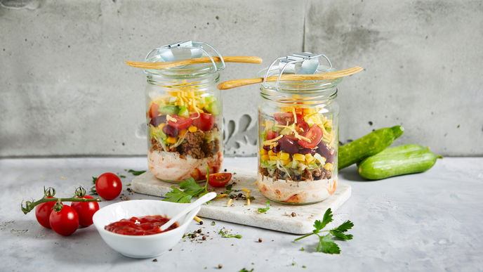 Geschichteter Hackfleischsalat im Glas: Schnelles Meal-Prep-Rezept für Fleischliebhaber