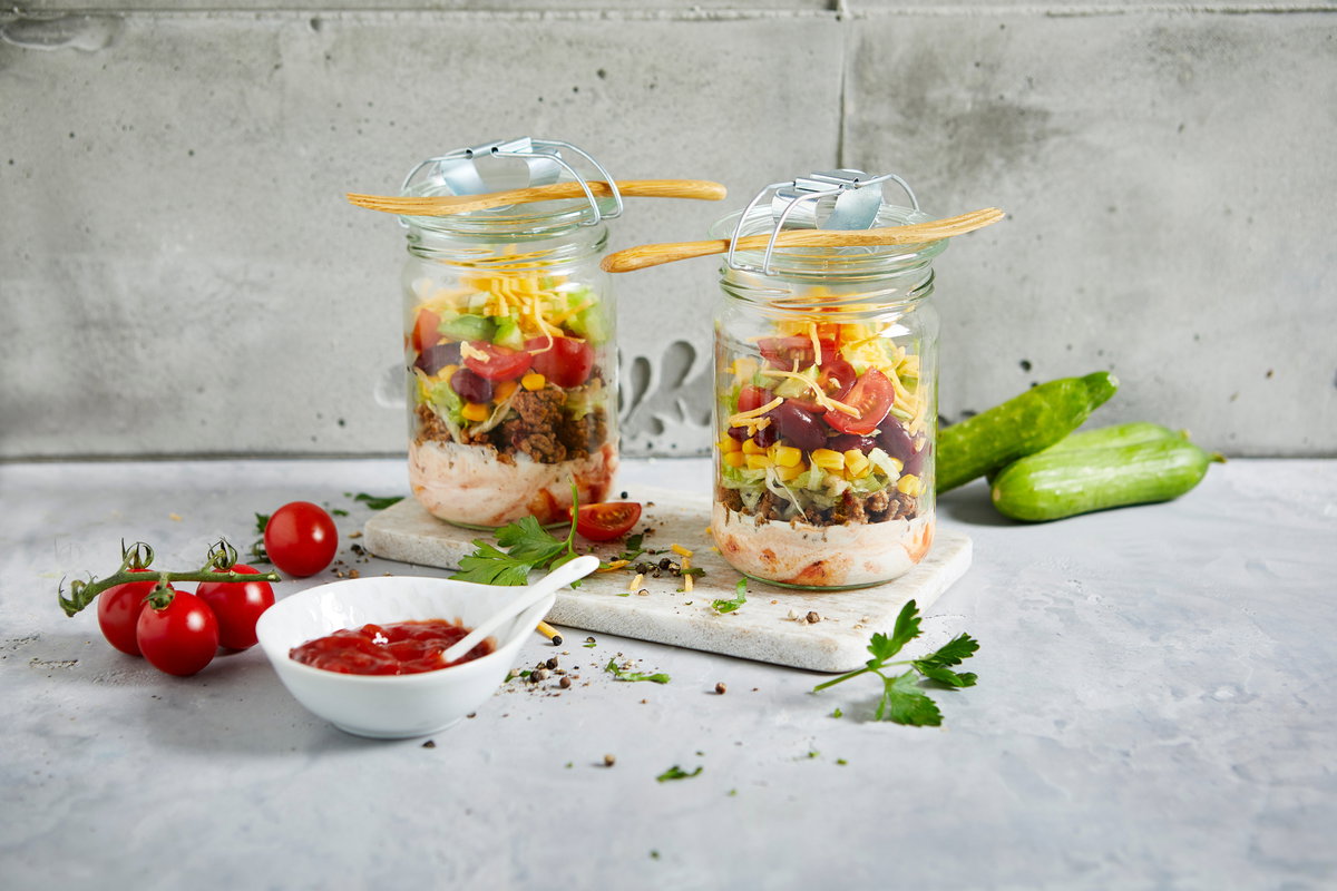 Geschichteter Hackfleischsalat