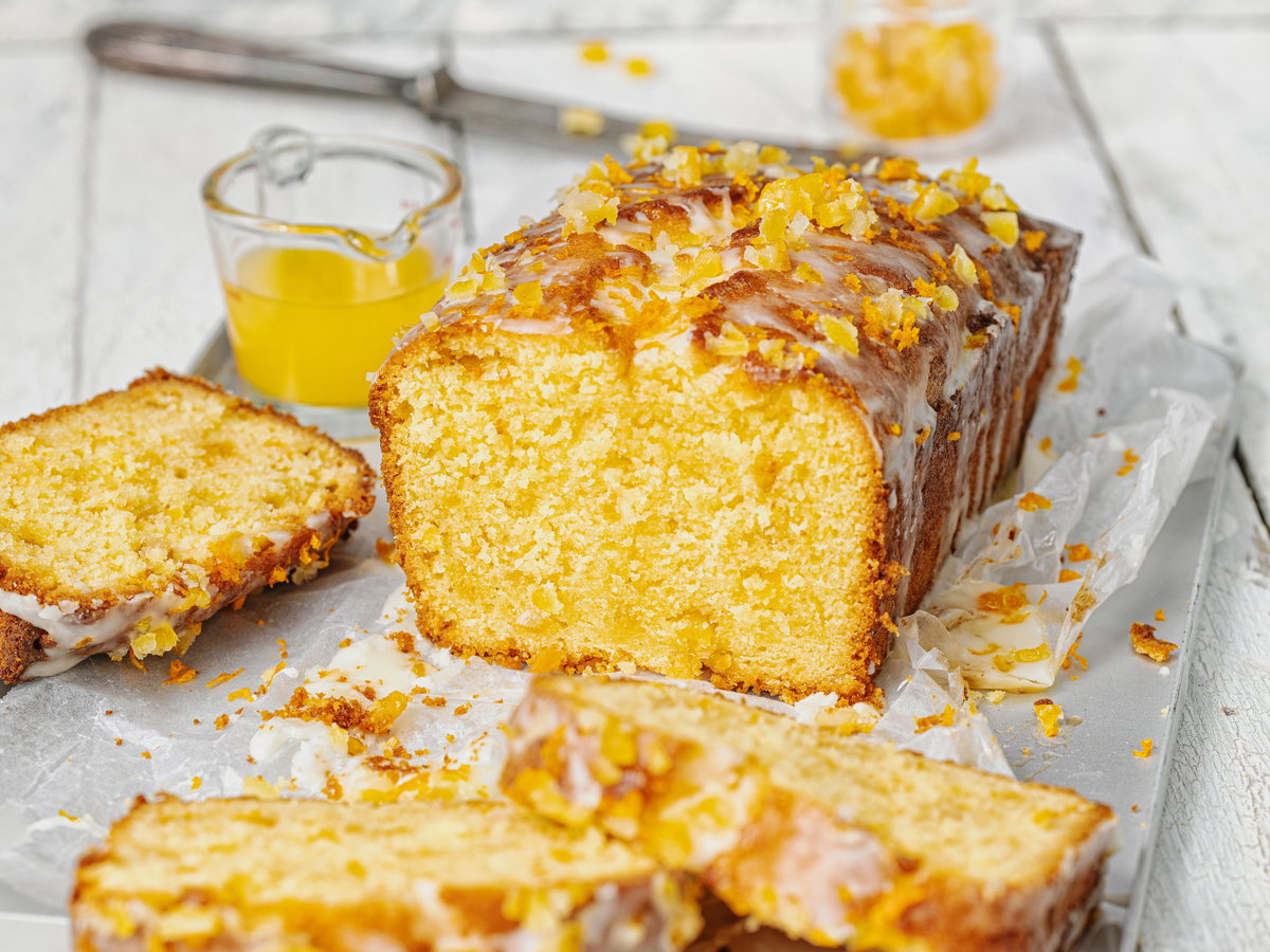 Orangenkuchen auf einem Tablett